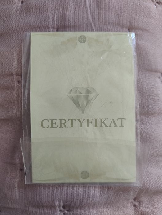 Złoty pierścionek zaręczynowy z diamentem