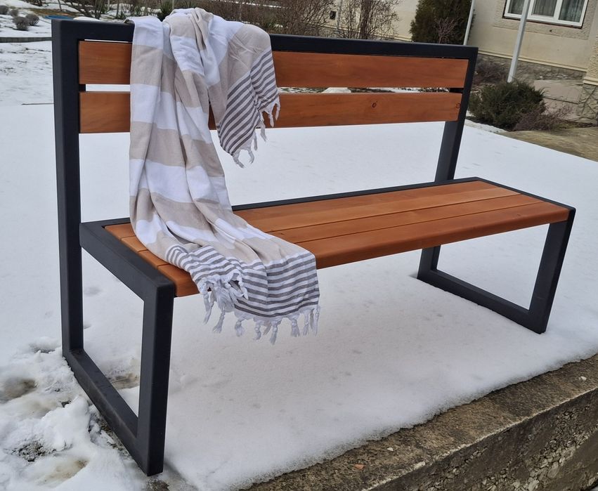 Лавочка мінімалістична