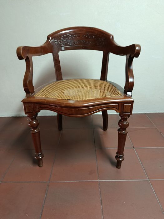 Cadeirão antigo em palhinha