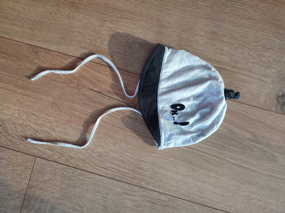 Czapeczka niemowlęca z daszkiem wiązana 46 cm
