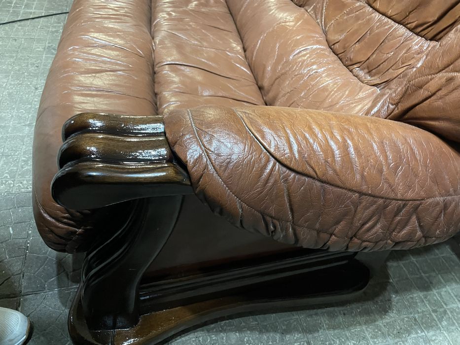 2  sofas de tres lugares em bom estado