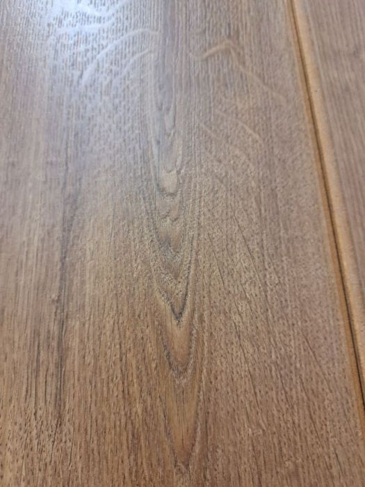 Ламінат на підлогу з імітацією текстури дерева.