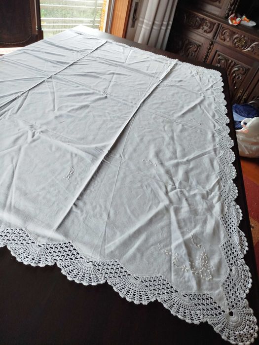 Toalha de mesa quadrada em linho com renda