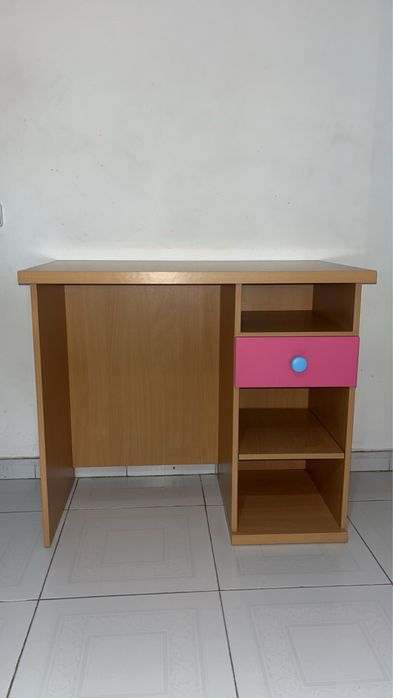 Secretária (1 ano de uso)
