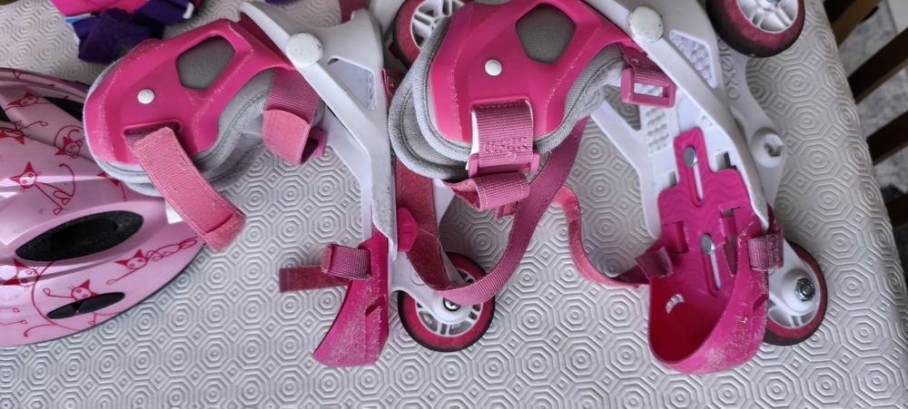 2 pares de patins capacete e proteção