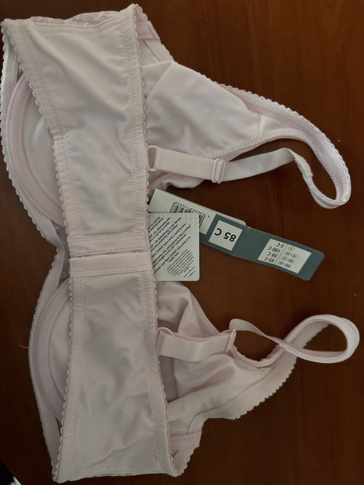 Biustonosz delikatnie modeluje sylwetkę