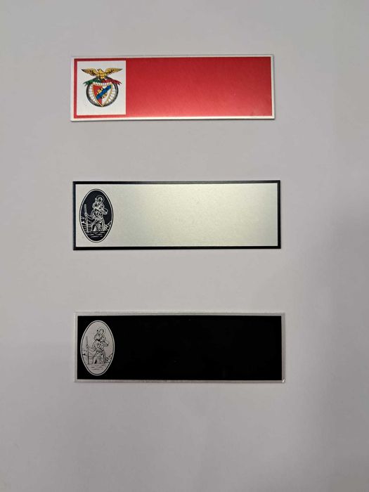 Chapas em alumínio anodizado 9 x 3 cm do Benfica e São Cristovão