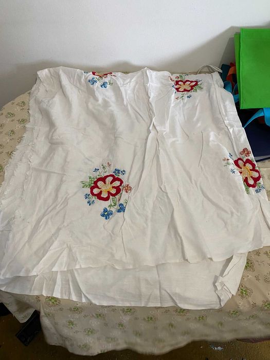 toalha bordada a mao branca com cor