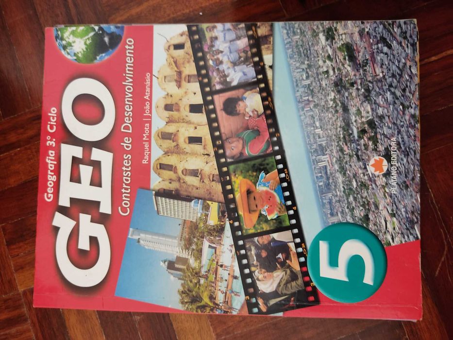 Livros escolares de diferentes anos de ensino e disciplinas