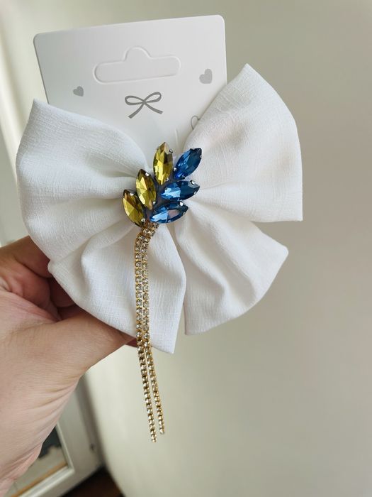 Biała kokardka na spince z kłosem