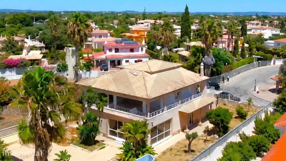 **Moradia T3 com Piscina e Garagem em Porches, Lagoa – Lote de 1.008 m