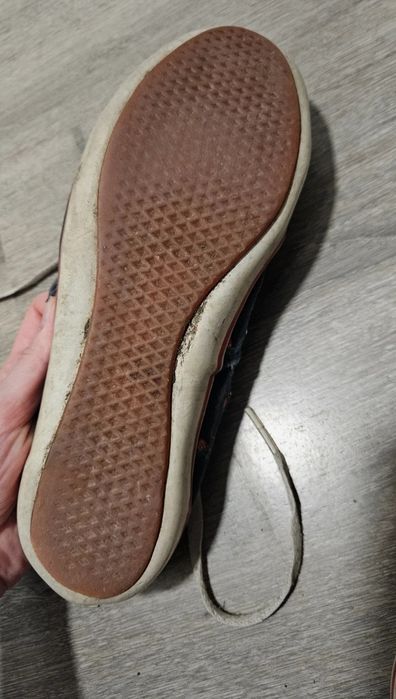 Cienkie vansy w truskawki