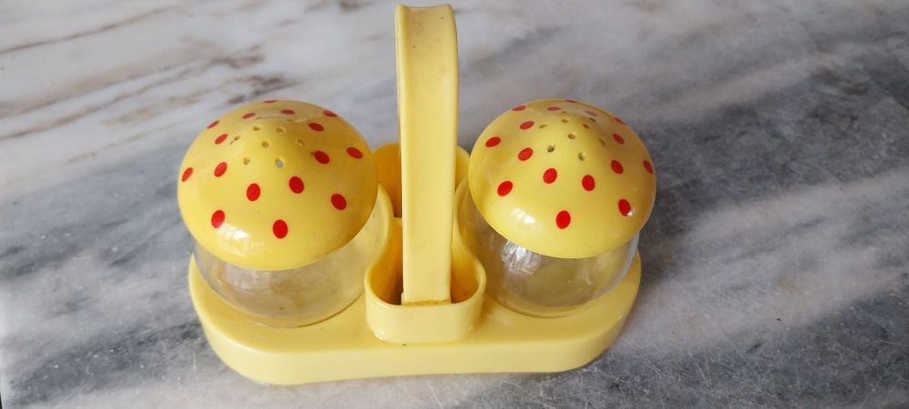 Vender-se saleiro e galheteiros