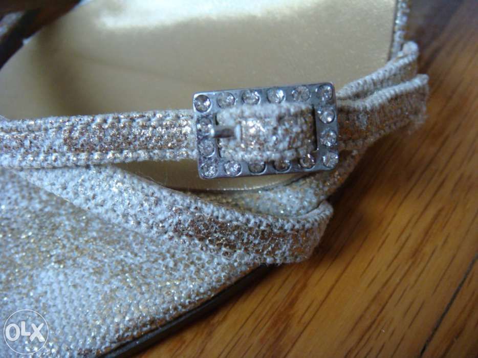 Sandálias douradas da Intimos