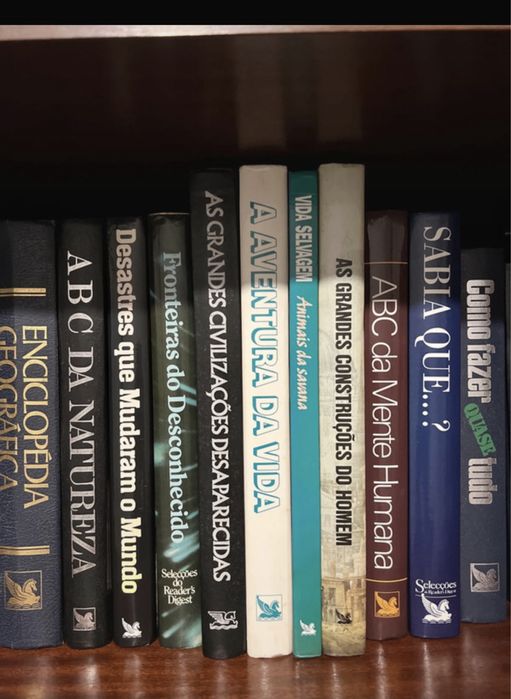 Livros variados de capa dura de Readers digest