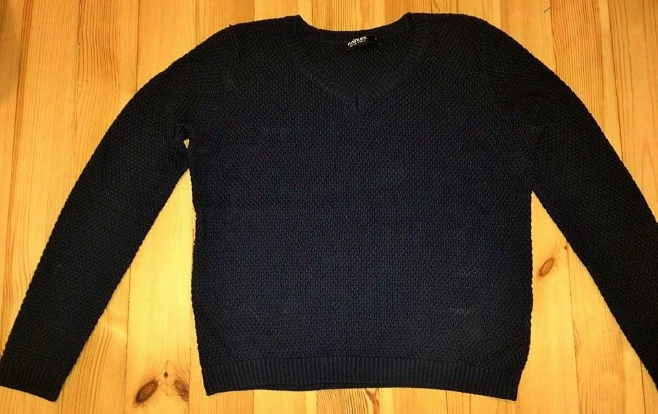 Granatowy sweter