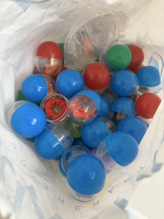 kulki do automatów kapsułka plastikowa z zabawkami mix gumki piłki
