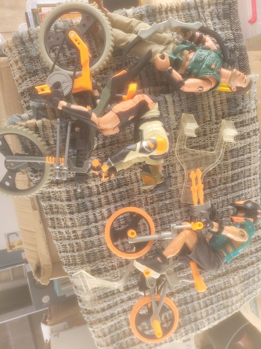 Vendo carros bburago, maisto, estatuetas e figuras action man