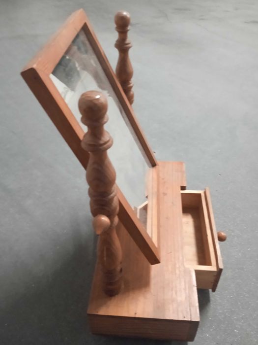 Pequeno aparador com espelho  pequeno