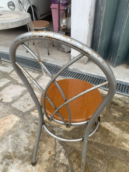 Cadeiras de metal com tampo de madeira (conjunto de 14,vendo separado)