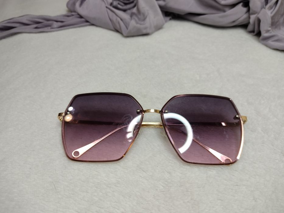 Szklane nowe okulary przeciwsłoneczne