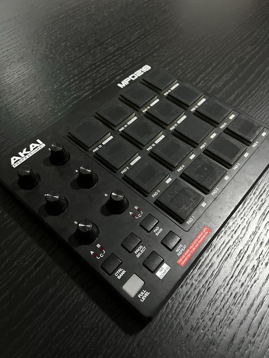 Akai MPD218 – Controlador MIDI USB com 16 Pads MPC