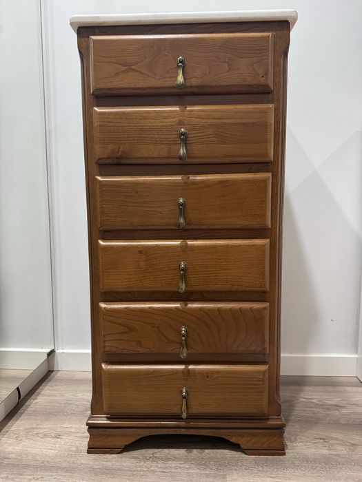 Armário de madeira maciça com mármore por cima