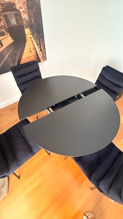 Mesa de jantar ajustavel para 6 pessoas + 4 cadeiras