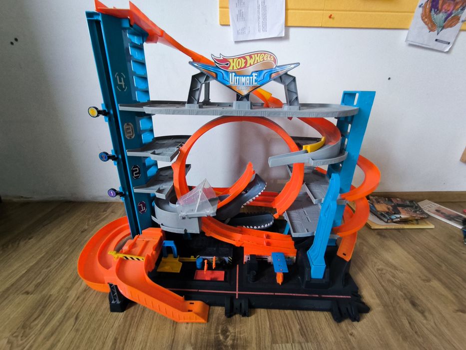 Garaż hot wheels atak rekina