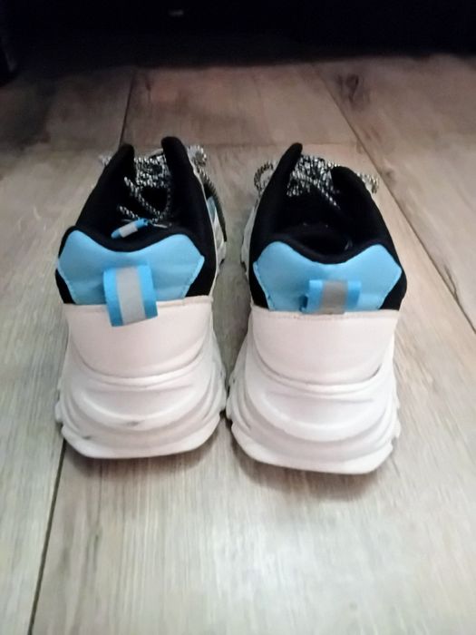 Buty sportowe na platformie 40/26cm.