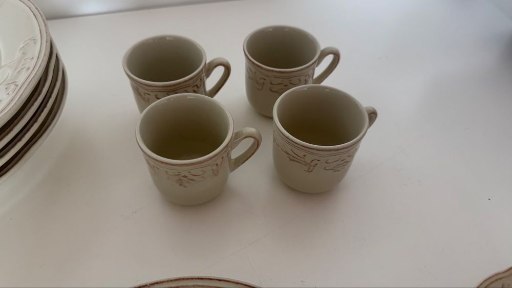 Conjunto pratos + café
