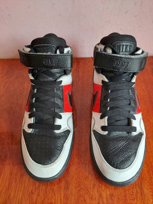 Кроссовки фірми nike dunk Jordan оригінал 

Розмір по бірці:
Us 9  UK