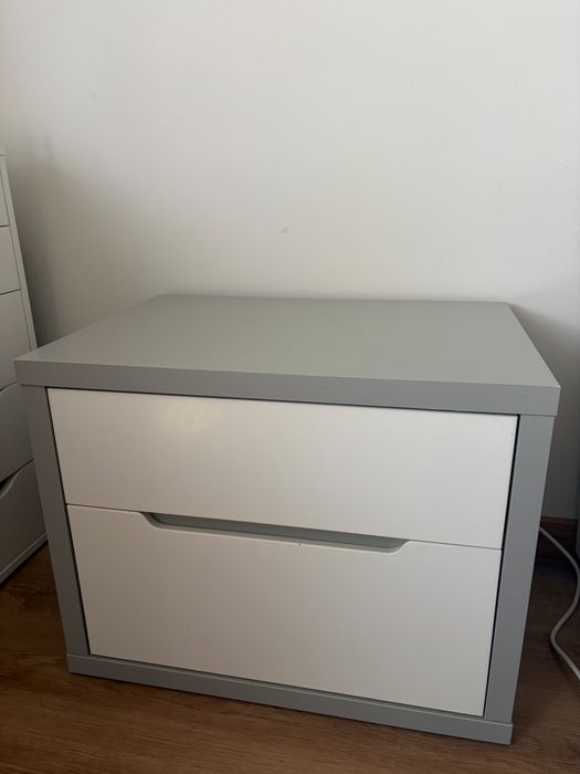 Cómoda cinzenta e branco