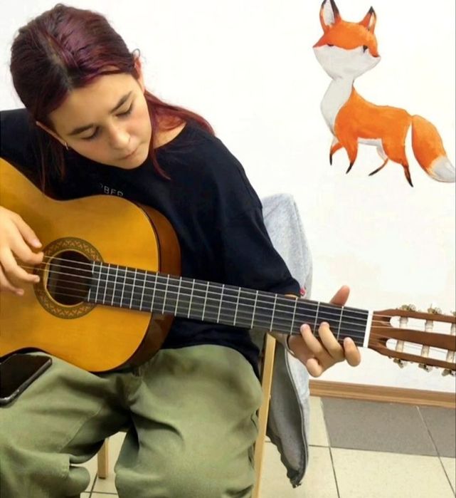 Музична школа Fox Music Club уроки гри на гітарі вокал Оболонь Мінська