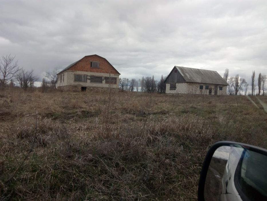 Будинок  біля річки