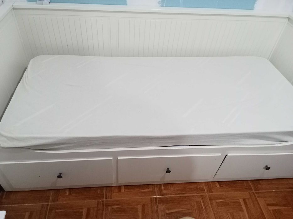 Cama dupla 90 por 2metros  com 3 gavetas para arrumação.