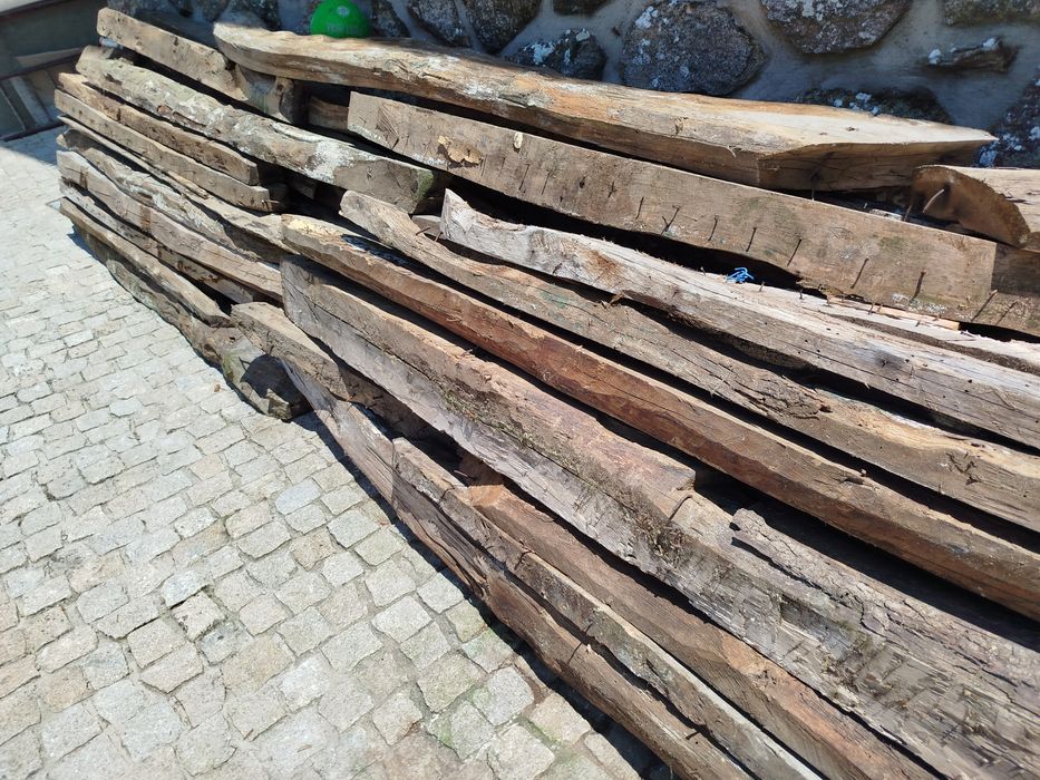 Vigas de madeira de carvalho e castanho centenárias