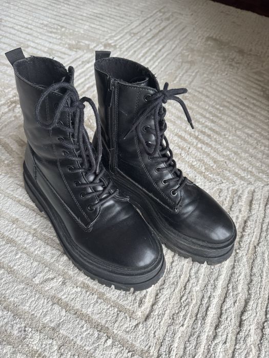 Botas femininas pretas de cano alto com sola grossa. Stradivarius