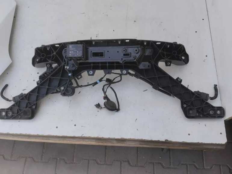 Tesla Model 3 панель радіаторів підсилювач телевізор рест дорест