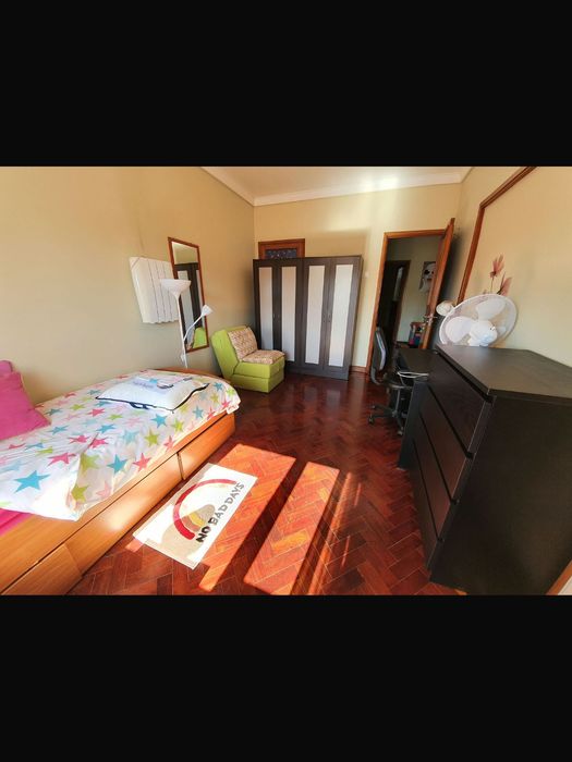 Quarto ao Campo Pequeno, (rua de Entrecampos) espaçoso, todos os transportes a 200m