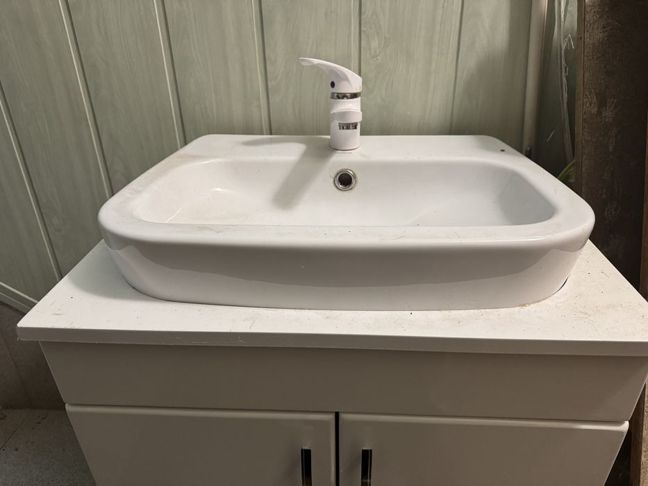 Продам тумбу с раковиной и смесителем