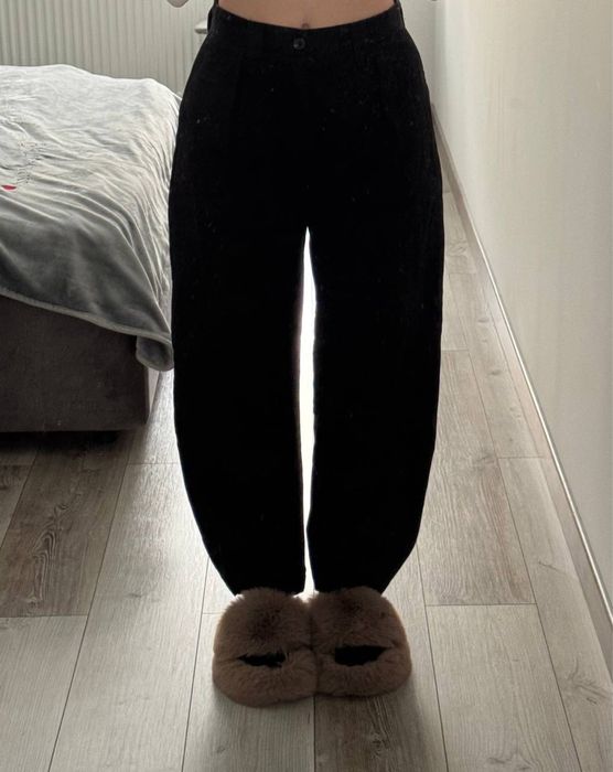 Жіночу брюки чорного кольору