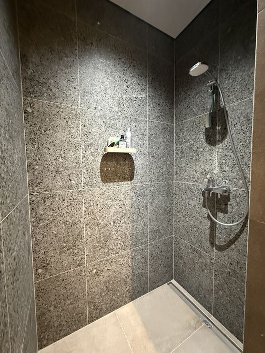 Продається дуже красива і з максимальним наповненням 1 кімнатна квартира Індивідуально Газове Опалення Є Балкон та гардеробна. Резевне живлення