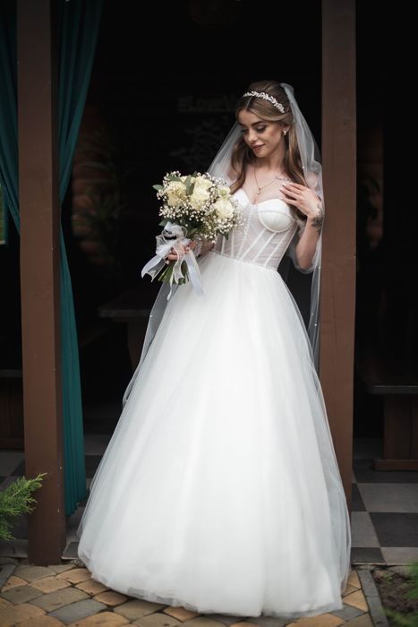 Шикарна весільна сукня - корсетом)