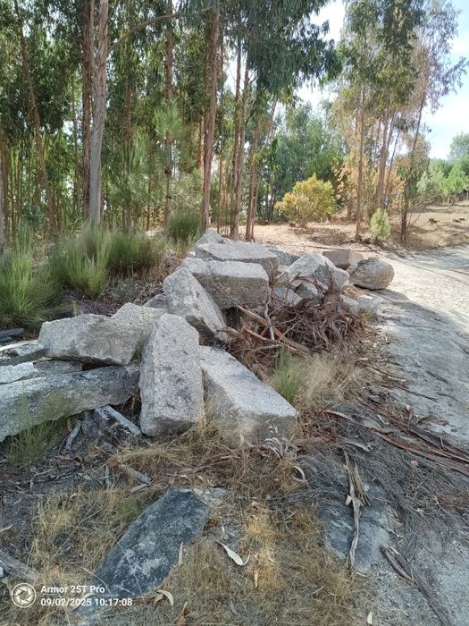 Pedra rústica para muros