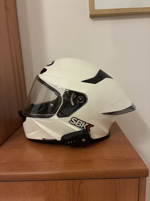 Capacete de moto com intercomunicador Bluetooth e viseira escura