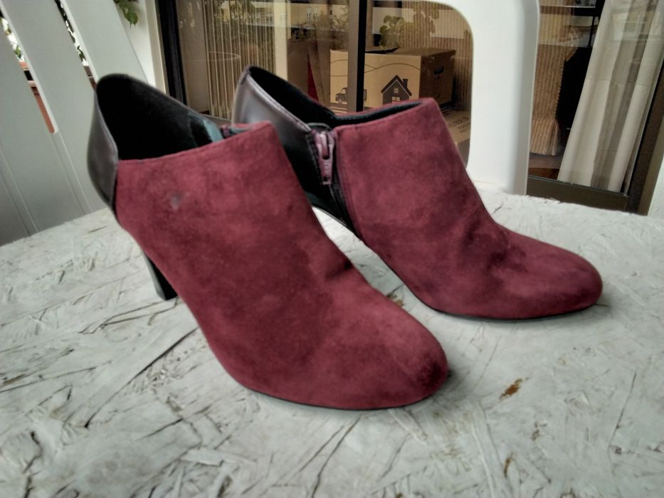 Botas de senhora de cano curto, bordeaux, em óptimo estado.