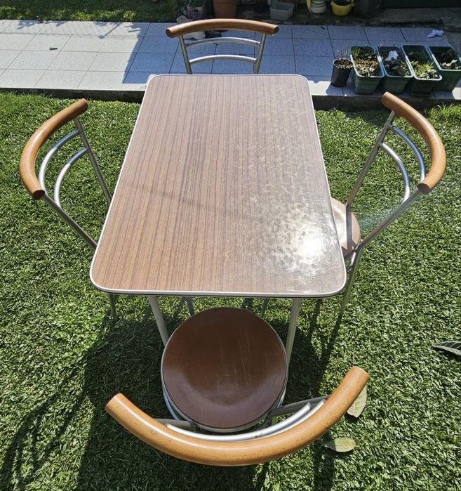 Mesa com 4 cadeiras