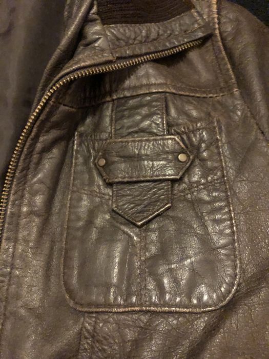 Blusão curto, fecho inteiro, com bolsos, usado