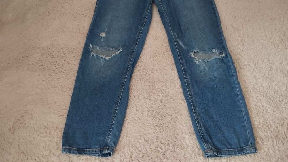 Spodnie jeans z dziurami